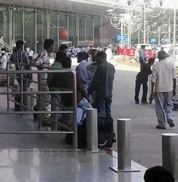 लखनऊ एयरपोर्ट की सुरक्षा में बड़ी चूक, बिना जांच बाहर निकले यात्री, मचा हड़कंप अमौसी एयरपोर्ट