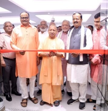मुख्यमंत्री योगी का अधिकारियों को निर्देश, जनता की सुरक्षा के साथ खिलवाड़ कर न हो कोई आयोजन मुख्यमंत्री कमांड सेंटर