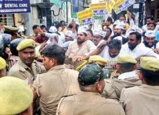 महंगाई के खिलाफ AAP का लखनऊ में प्रदर्शन, पुलिस ने भांजी लाठियां आप का प्रदर्शन