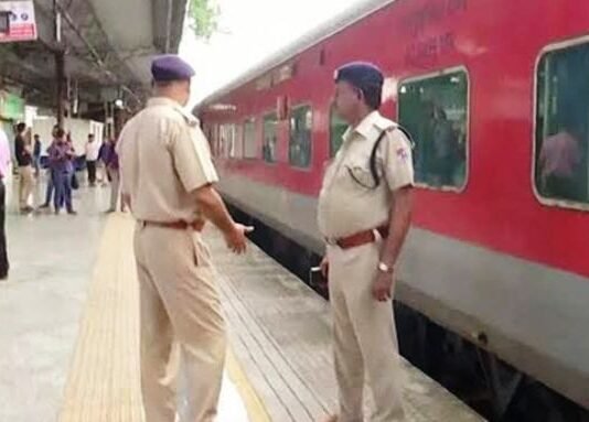मुंबई जा रही ट्रेन में RPF जवान ने खेली खून की होली, दरोगा के अलावा तीन यात्रियों की भी गोली मारकर ली जान, दहशत जवान ने की फायरिंग