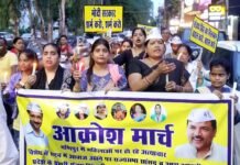 मणिपुर हिंसा के खिलाफ AAP ने लखनऊ में निकाला कैंडल मार्च, की बीजेपी सरकार बर्खास्त करने की मांग आक्रोश कैंडल मार्च