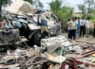 कंटेनर ने मारी टक्कर