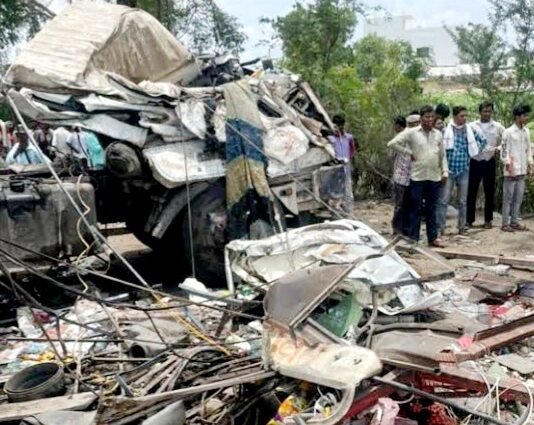 Video: सड़क पर मौत बन दौड़ा कंटेनर, कई वाहनों को कुचल, रेस्त्रां में पलटा,15 बेगुनाहों की मौत, 20 की हालत गंभीर कंटेनर ने मारी टक्कर