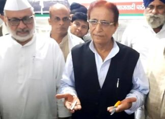 अखिलेश के जन्मदिन पर आजम खान ने पेन से काटा केक, दी ये नसीहत आजम खान