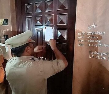 पुलिस ने गोमतीनगर में कुर्क किया मुख्तार अंसारी के गुर्गे उमेश सिंह व उसके भाई का फ्लैट फ्लैट कुर्क