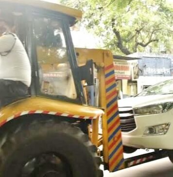 विधानसभा रोड पर नो पार्किंग जोन में खड़ी थी पर्यटन मंत्री की गाड़ी, पुलिस ने उठाया पर्यटन मंत्री की गाड़ी