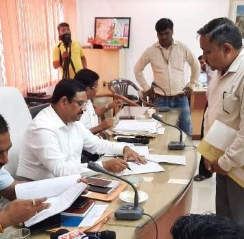 एलडीए का एक और कारनामा आया सामने, गड्ढों में बेच डाले प्लॉट, परेशान आवंटियों ने जनता अदालत में लगाई गुहार गड्ढों में प्लॉट
