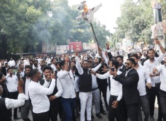 वकीलों पर लाठीचार्ज