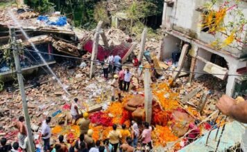पटाखा फैक्ट्री में विस्फोट से आठ की मौत, कई घायल, दूर तक बिखरे शवों के चिथड़े, मलबे में बदला मकान पटाखा फैक्ट्री