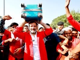 राहुल बने कुली
