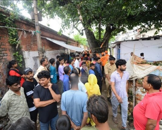 दर्दनाक: आलमबाग में रेलवे कॉलोनी का मकान ढहने से तीन बच्चों समेत परिवार के पांच सदस्यों की मौत रेलवे कॉलोनी