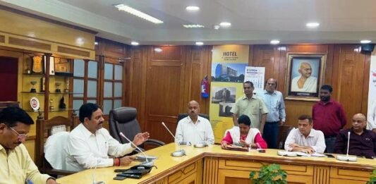 प्रापर्टी के अफसर-कर्मियों को वीसी ने दी सुधरने की चेतावनी, अब बाबूओं को मोहरा बनाने वाले अधिकारियों पर भी होगी कार्रवाई प्रापर्टी के अफसर
