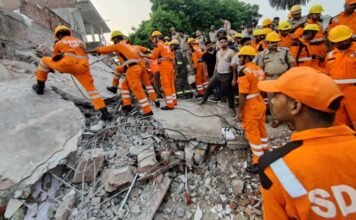 बाराबंकी में तीन मंजिला मकान गिरने से भाई-बहन व पड़ोसी की मौत, दर्जनभर घायल, सुबह से रात तक चला रेस्क्यू ऑपरेशन बाराबंकी में मकान गिरा
