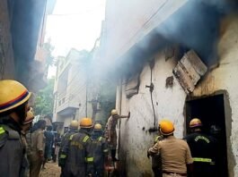 ठाकुरगंज की सेवई फैक्ट्री में लगी भीषण आग, छत पर सो रहे कर्मियों ने भागकर बचाई जान सेवई फैक्ट्री