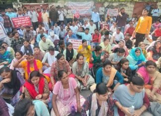 69 हजार शिक्षक भर्ती के अभ्यर्थियों ने घेरा बेसिक शिक्षा मंत्री का आवास, फिर उठाई नियुक्ति की मांग शिक्षा मंत्री का आवास