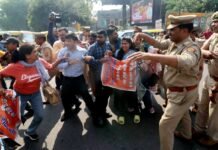 सीएम आवास पर प्रदर्शन
