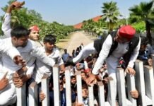 एलडीए ने जड़ा ताला तो JPNIC का गेट फांद अंदर पहुंचे अखिलेश, जयप्रकाश नारायण की प्रतिमा पर किया माल्यार्पण जेपीएनआइसी