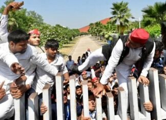 एलडीए ने जड़ा ताला तो JPNIC का गेट फांद अंदर पहुंचे अखिलेश, जयप्रकाश नारायण की प्रतिमा पर किया माल्यार्पण जेपीएनआइसी