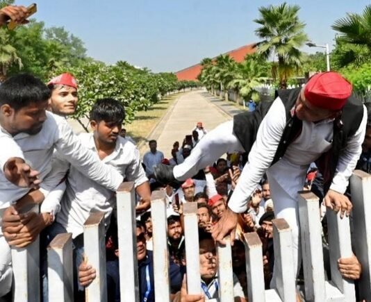 एलडीए ने जड़ा ताला तो JPNIC का गेट फांद अंदर पहुंचे अखिलेश, जयप्रकाश नारायण की प्रतिमा पर किया माल्यार्पण जेपीएनआइसी