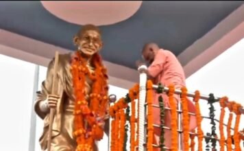 CM योगी ने महात्मा गांधी व लाल बहादुर शास्त्री की जयंती पर श्रद्धांजलि दे कहा, अहिंसा लोकतंत्र की सबसे बड़ी ताकत महात्मा गांधी