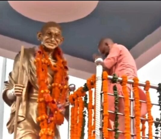 CM योगी ने महात्मा गांधी व लाल बहादुर शास्त्री की जयंती पर श्रद्धांजलि दे कहा, अहिंसा लोकतंत्र की सबसे बड़ी ताकत महात्मा गांधी