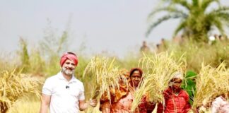 खेत में राहुल गांधी