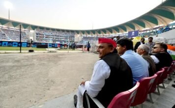 इकाना में अखिलेश