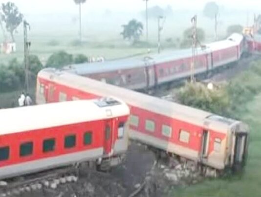 बक्सर रेल हादसे में चार यात्रियों की मौत, सौ से अधिक घायल नॉर्थ ईस्ट एक्सप्रेस
