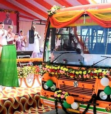 महिला ड्राइवर-कंडेक्टर वाली बसों को हरी झंडी दिखा सीएम योगी ने कहा, साकार हुआ महिलाओं का सपना महिला बस ड्राइवर