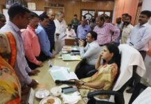 अवैध निर्माण पर कार्रवाई कराना है तो देना होगा दो लाख, ऊपर तक जाएगा पैसा, सुविधा दिवस में कमिश्नर के सामने LDA JE पर लगे संगीन आरोप अवैध निर्माण पर कार्रवाई