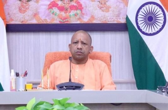 डेंगू का कहर रोकने के लिये CM योगी ने की समीक्षा, अधिकारियों को सैनीटाइजेशन व फॉगिंग कराने के निर्देश
