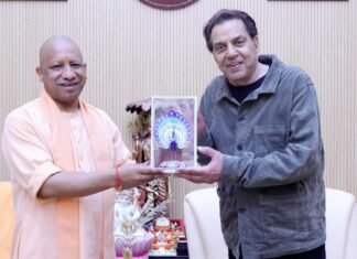 शूटिंग के लिए लखनऊ पहुंचे अभिनेता धर्मेंद्र ने की CM योगी से मुलाकात धर्मेंद्र योगी आदित्यनाथ