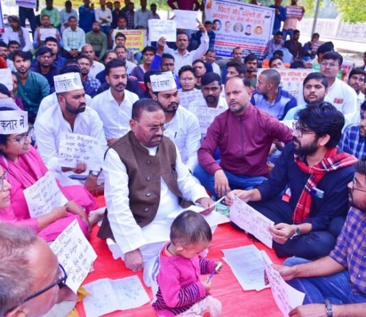 प्रदर्शन कर रहे 69 हजार शिक्षक भर्ती के अभ्यर्थियों से मिल स्वामी प्रसाद मौर्या ने कहा, OBC-SCST के साथ भाजपा सरकार कर रही सौतेला व्यवहार स्वामी प्रसाद मौर्य