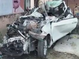 यूपी में भीषण हादसा, 22 पहिया ट्रक में घुसी कार, हरिद्वार जा रहे छह दोस्तों की दर्दनाक मौत ट्रक में घुसी कार