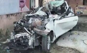 ट्रक में घुसी कार