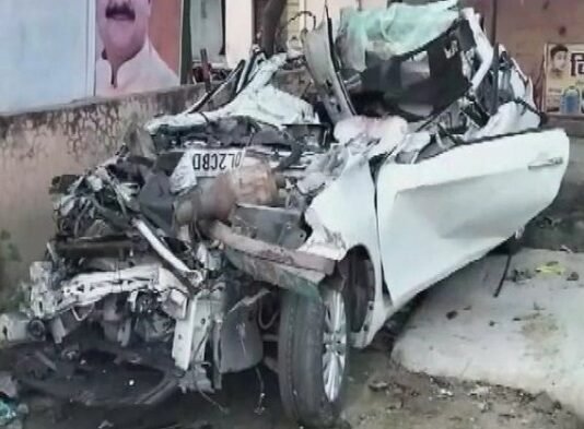 यूपी में भीषण हादसा, 22 पहिया ट्रक में घुसी कार, हरिद्वार जा रहे छह दोस्तों की दर्दनाक मौत ट्रक में घुसी कार