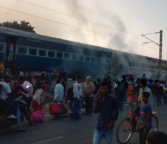 कानपुर में कासगंज एक्सप्रेस की बोगी में लगी अचानक आग, यात्रियों में मची अफरा-तफरी