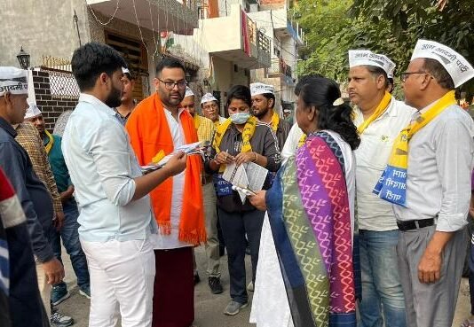 संजय सिंह की गिरफ्तारी के विरोध में AAP कार्यकर्ताओं ने बांटे घर-घर पर्चे, जनता को बताया सांसद का संघर्ष शेखर दीक्षित
