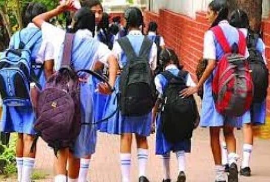यूपी के इस जिले में 9वीं तक के बच्चों को नहीं जाना होगा स्कूल जहरीली हवा