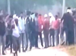 वोटिंग के बीच पथराव