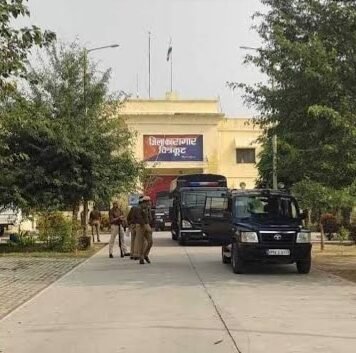 कड़ी सुरक्षा में प्रतापगढ़ से चित्रकूट जेल भेजे गए पूर्व सांसद अतीक-अशरफ हत्याकांड के तीनों आरोपित अतीक अशरफ हत्याकांड