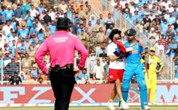 फाइनल मैच के बीच सिक्योरिटी में चूक, कोहली से गले मिलने मैदान में घुसा फिलिस्तीन समर्थक