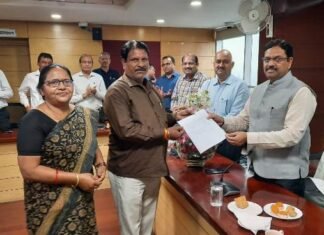 धनतेरस पर LDA के 20 कर्मचारी विनियमित, दिवाली से पहले 13 बाबू समेत 18 कर्मियों को भी मिला प्रमोशन वाला गिफ्ट एलडीए के कर्मचारी विनियमित