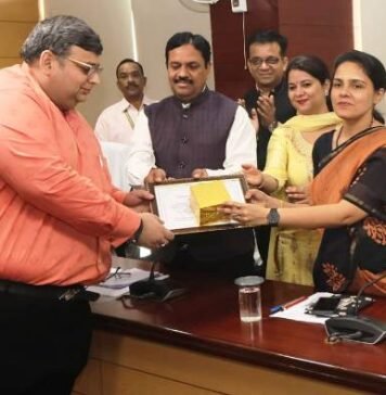 धनतेरस से पहले एलडीए में धनवर्षा, 11 करोड़ का कॉमर्शियल प्लॉट 24.34 करोड़ तो 24.52 लाख की दुकान 1.63 करोड़ में नीलाम, सम्मानित किए गए खरीदार एलडीए में धनवर्षा