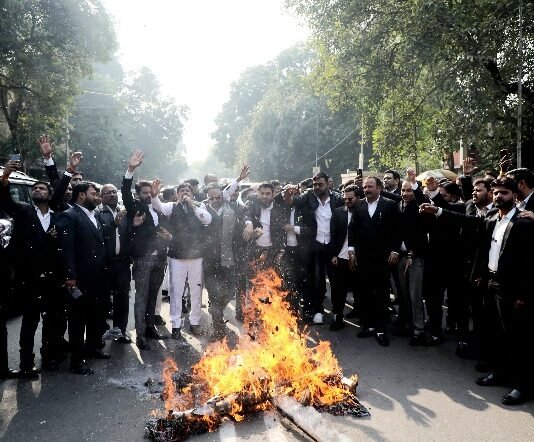 गैंगस्टर एक्ट की कार्रवाई के विरोध में वकीलों का लखनऊ में प्रदर्शन, पुतला फूंका गैंगस्टर एक्ट