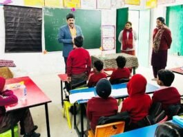 विद्यालय में औचक निरीक्षण