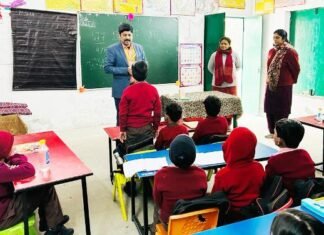 विद्यालय में औचक निरीक्षण
