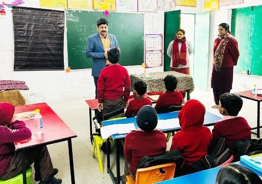 विद्यालय में औचक निरीक्षण