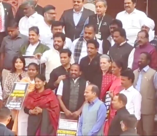सांसदों का प्रदर्शन