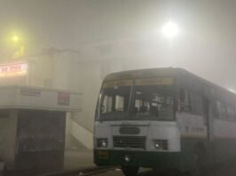 कोहरे में रोडवेज बस